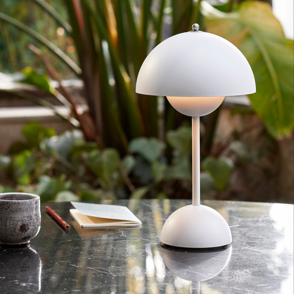 Hordozható Asztali Lámpa – Modern Design és Nomád Világítás