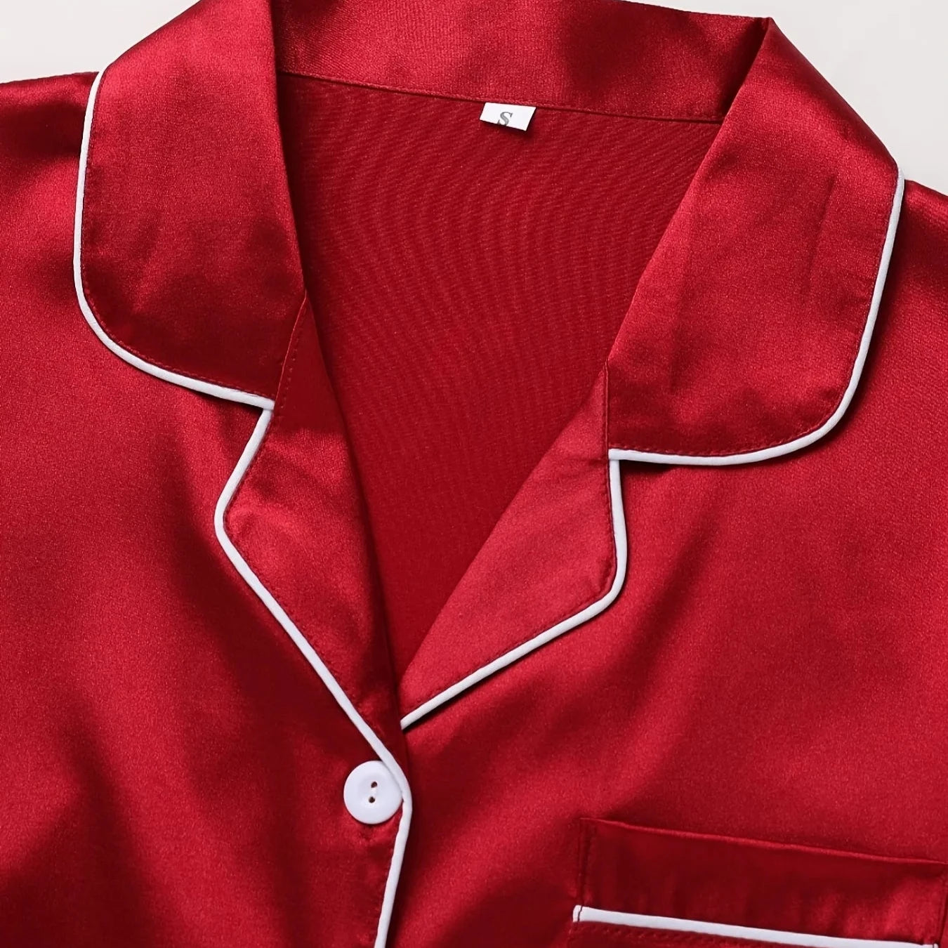 Sandra | Lśniąca piżama – nocna elegancja i delikatny dotyk