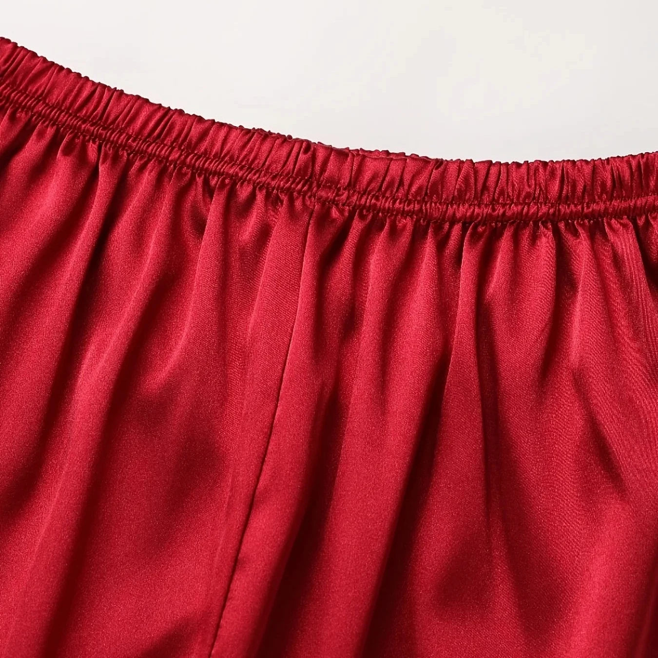 Sandra | Lśniąca piżama – nocna elegancja i delikatny dotyk