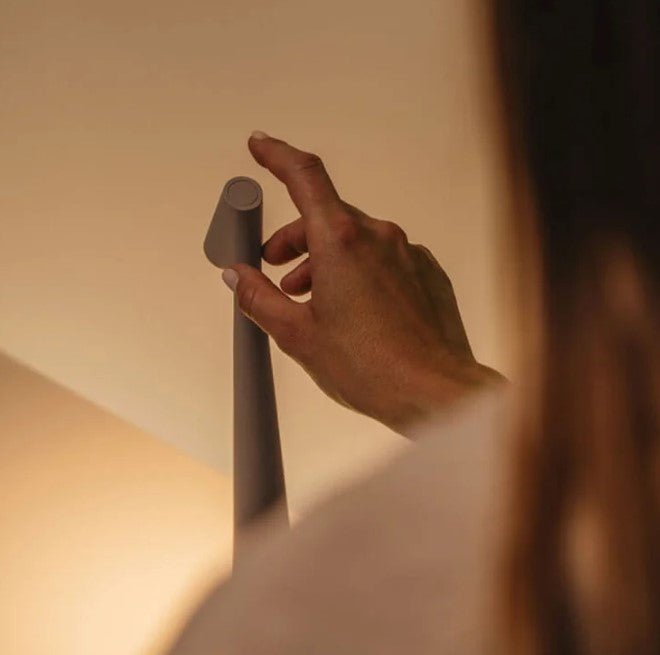 Lâmpada de Mesa LED Sem Fio – Design Minimalista e Elegante