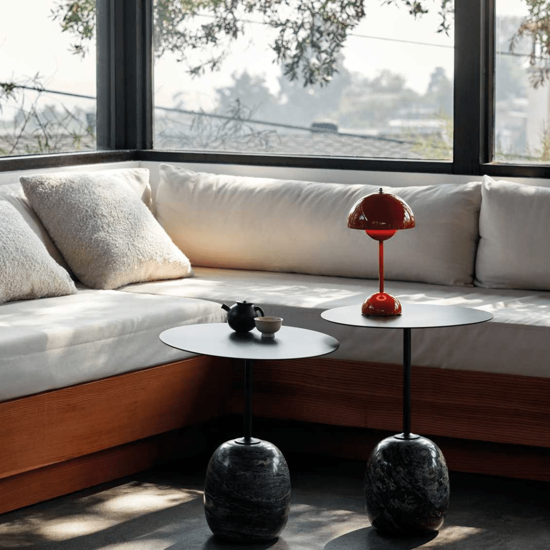 Stolná LED lampa – moderná jednoduchosť a funkčnosť