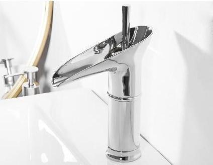 Bateria kaskadowa do łazienki – styl antyczny i elegancki