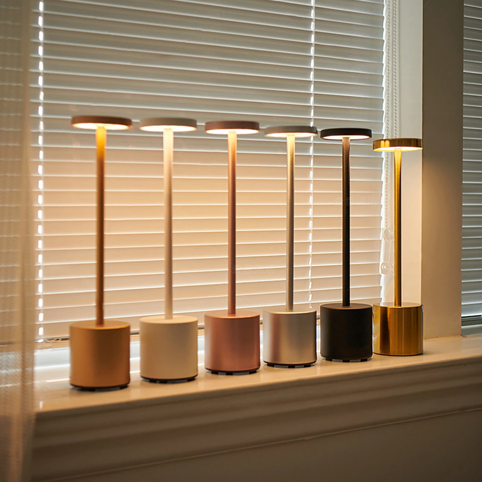Lâmpada de Mesa LED Táctil Recarregável – Iluminação Prática e Moderna 