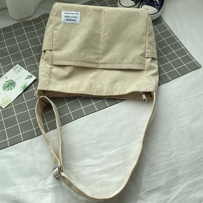 Axelväska i canvas med kottmönster – Avslappnad och elegant stil 