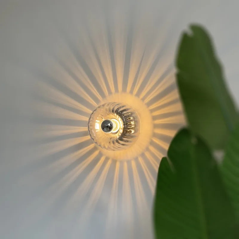 Illuminazione da Parete Raffinata – Gioco di Trasparenza e Luce 