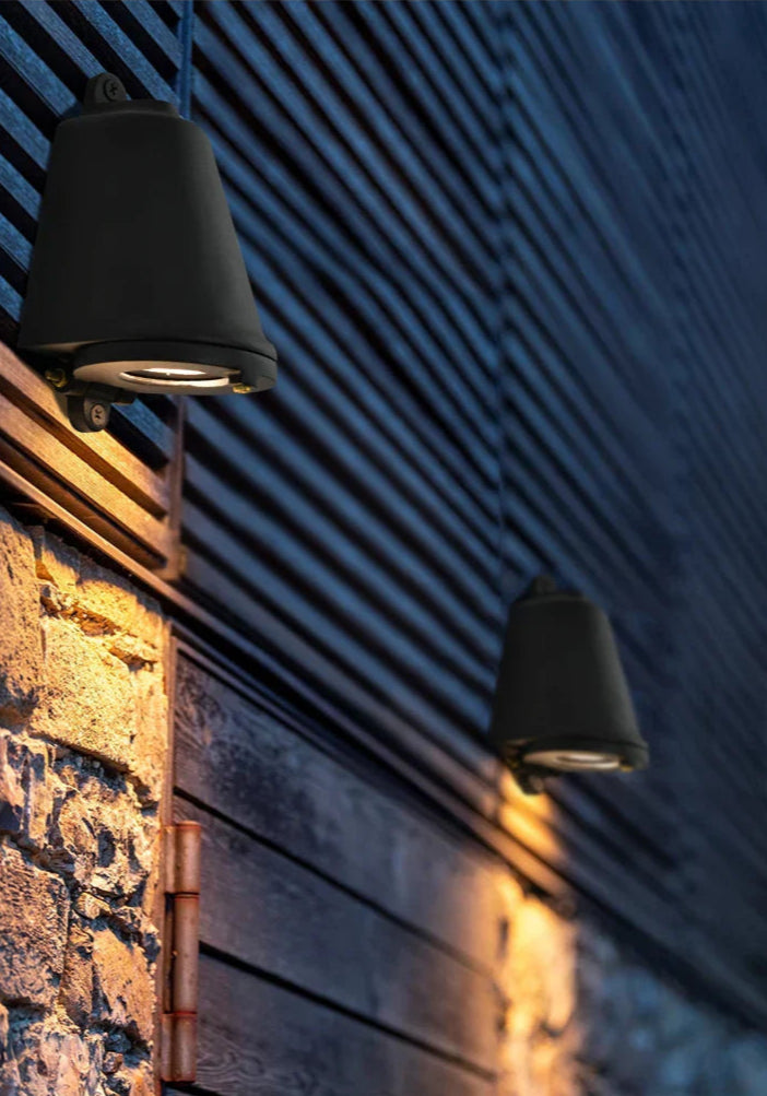 Modern och Hållbar Utomhus Vägglampa – Elegans och Pålitlighet 