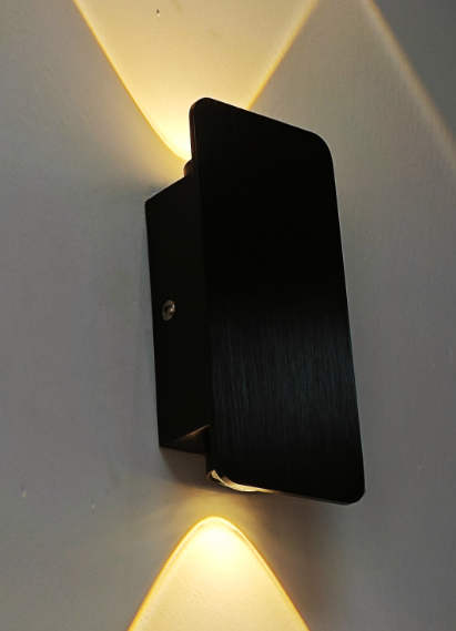 Minimalistisk LED Vegglampe – Subtilt Lys Og Moderne Linje 