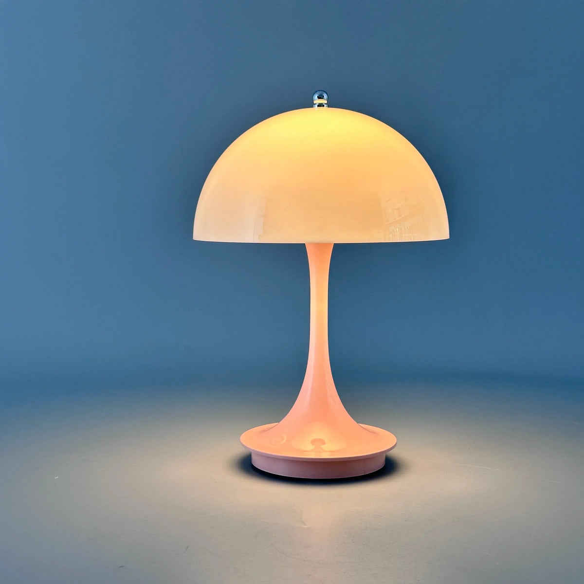 LEDテーブルランプ – 充電式で三段階の明るさ調整 