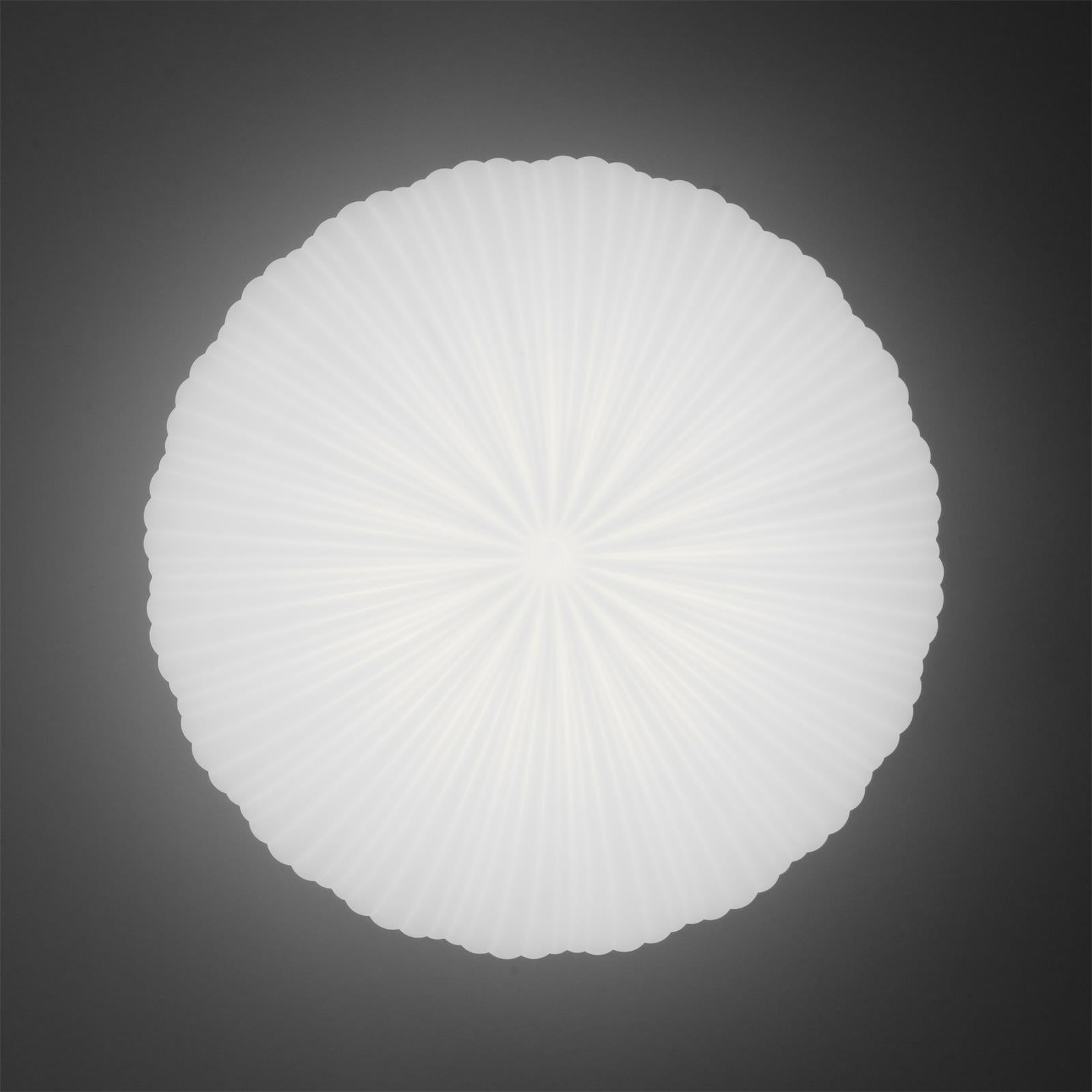 Moderne LED-taklampe med fjernkontroll - komfort og eleganse